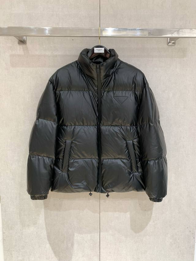 新品 Pr羽绒单品.专柜同步发售 打破传统思维的羽绒服佳品,一眼就会让你沦陷的经典款型格尤物.渠道精品. 2024秋冬新品 男士立领设计,造型依旧前卫时尚个性,