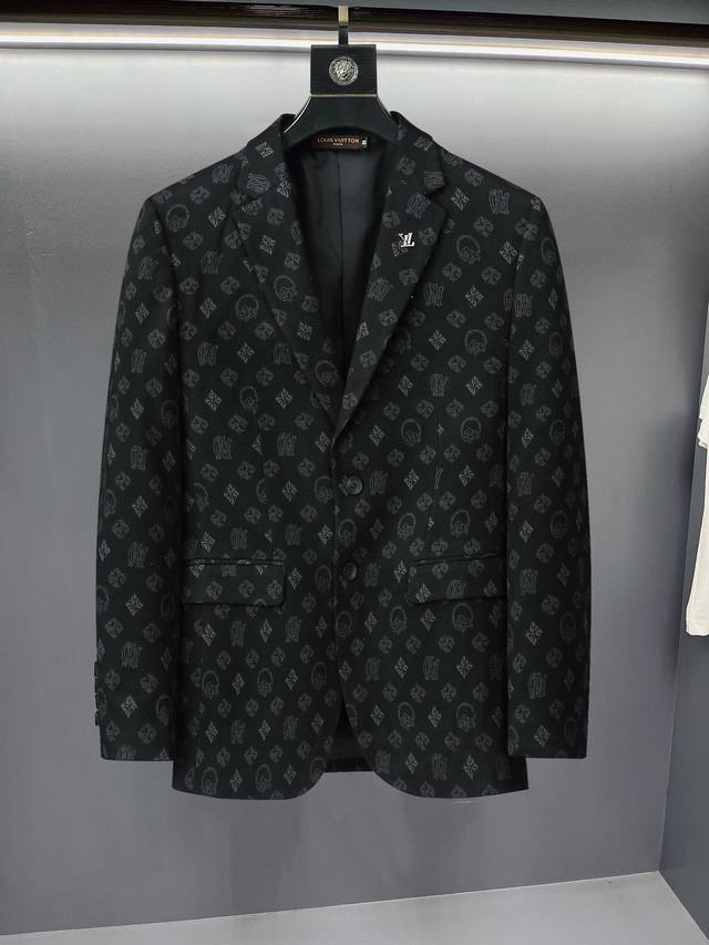 Lv 2024新品时尚男士西服贸易公司渠道货，人气极高的一款单品。通体的造型颇具设计感，在视觉方面足矣吸引眼球完美诠释了品牌的特质及灵魂所在。客供进口顶级面料质 - 点击图像关闭