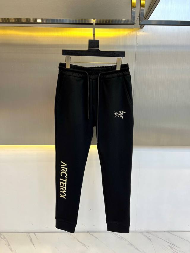 Arcteryx 始祖鸟、24S新品男士抽绳运动卫裤，全新发布新款定制，细节一丝不苟，打造出了常青树的百看不腻以及舒适百搭。休闲运动裤作为随时随地男人都能穿搭的