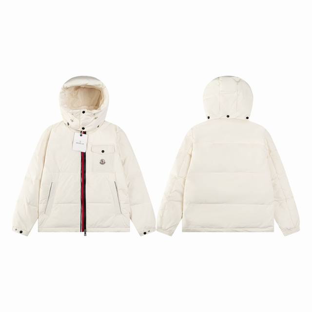 Moncler 23Fw蒙口三色织带 蒙口三色织带羽绒服 -采用标志性的闪亮漆面尼龙面料制成，双门襟设计可轻松调节款型，点缀标志性三色织带细节，可根据气候情况拆