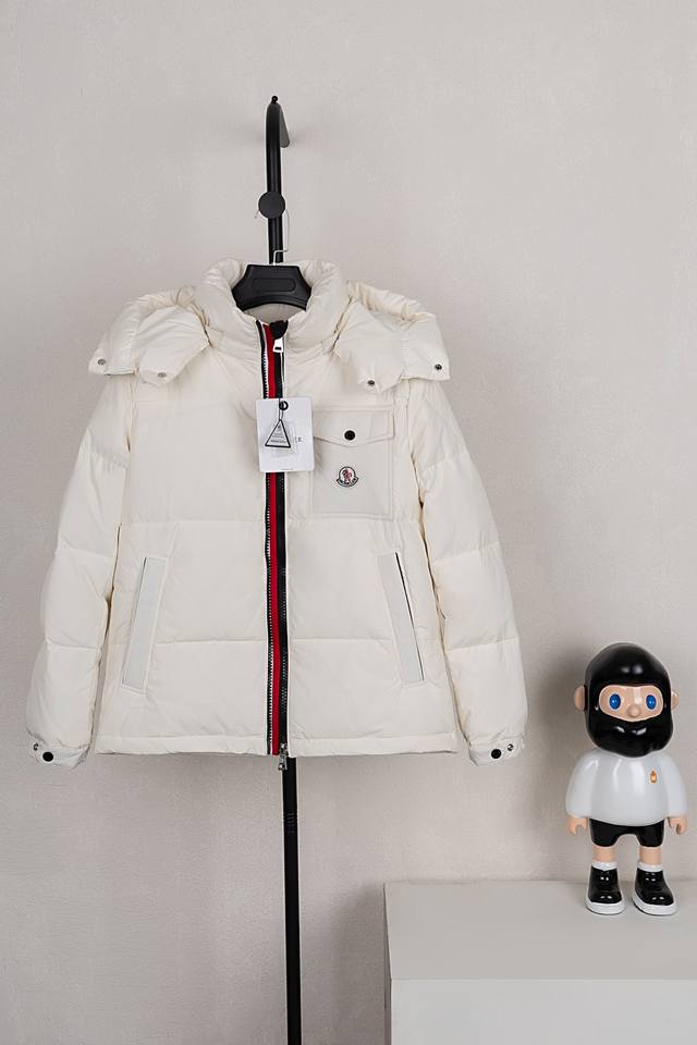 Moncler 23Fw蒙口三色织带 蒙口三色织带羽绒服 -采用标志性的闪亮漆面尼龙面料制成，双门襟设计可轻松调节款型，点缀标志性三色织带细节，可根据气候情况拆