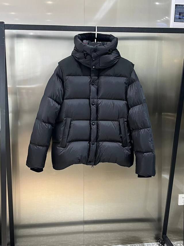 广州高版本 顶级版 Burberry巴宝莉一款超重工羽绒服，版型不挑人，谁穿谁好看。一衣两穿无论是作为长袖羽绒服穿的还是脱掉袖子当马甲穿！上身效果都太nice了