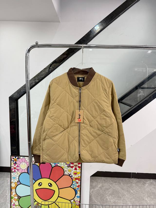 款号 Z171 斯图西黑8毛巾绣拉链圆领夹克棉服 Stussy 专柜限定一致夹克棉服 整衣全部菱形格子对位 手工裁剪 全包边设定 一个拼接位车缝三次 打边收口