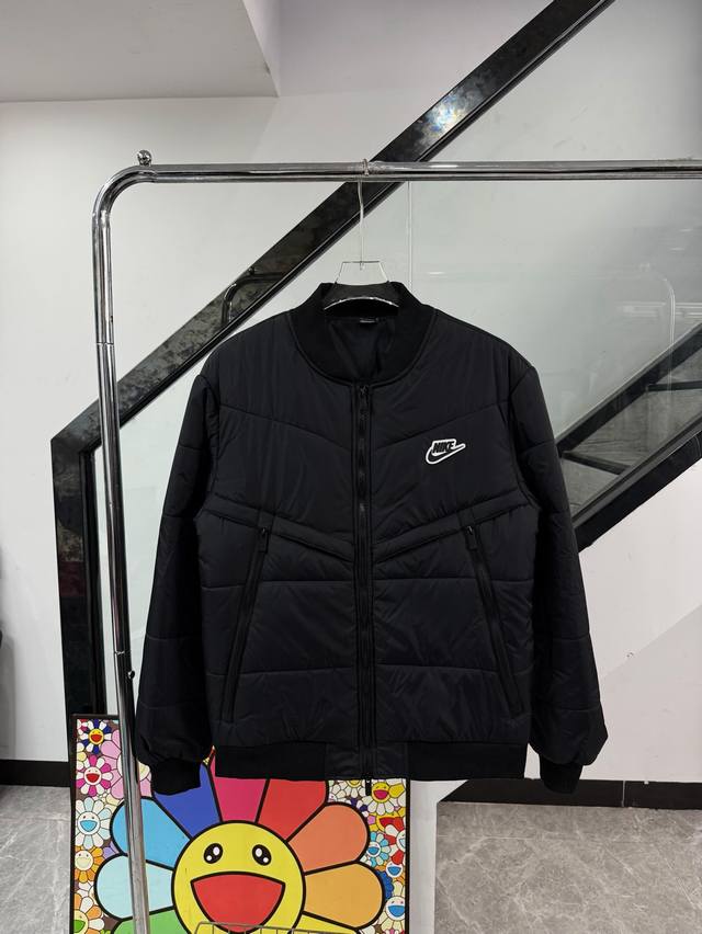 款号 Z169 Nike 耐克冬季防水飞行员棒球羽绒棉服 衣服面料采用聚酯纤维面料， 均做了三层防水镀层工艺， 冬季上身防风防水， 快手小红书非常火爆的一款，内