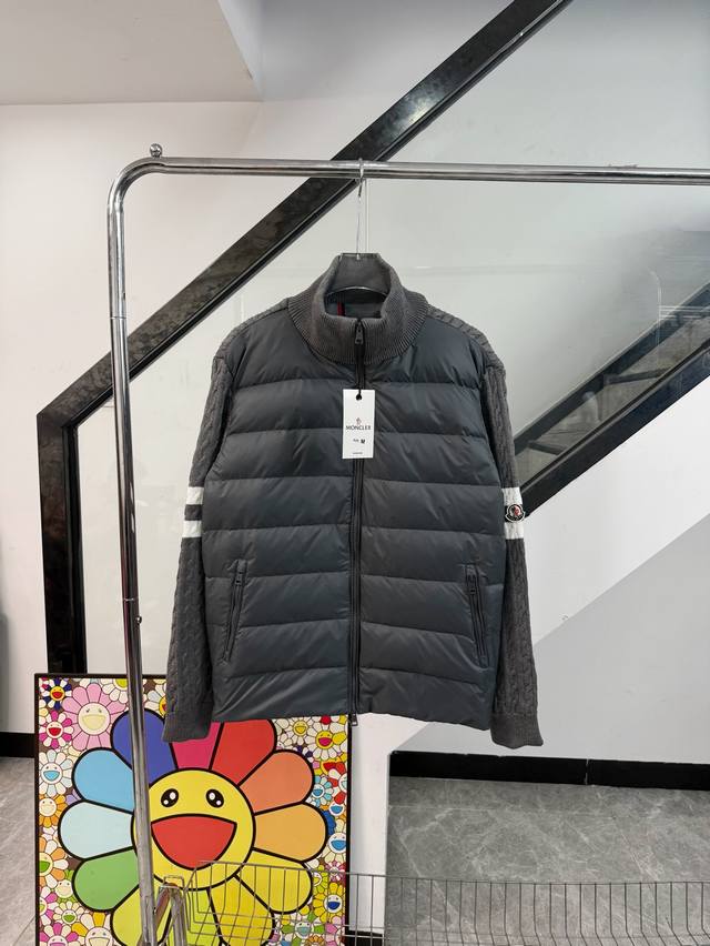 款号 Z160 蒙口针织拼接小标三杠立领羽绒服 Moncler 官网zp同步新款羽绒服 面料前片采用聚酯纤维涂层羽绒面料拼接 后前毛织混纺羊毛拼接工艺 内里羽绒