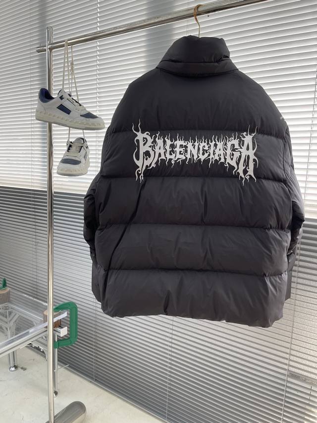 Balenciag 24Fw 火焰轮廓羽绒服 尼龙面料具有良好的防风防水性能，能有效阻挡外界风雨侵入 保持内部干爽，适合在潮湿或多雨的环境中穿着。 尼龙面料相对