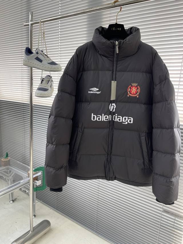 Balenciag 24Fw曼联羽绒服 巴黎与曼联的联名设计，将时尚品牌与足球俱乐部相结合，创造出既具有巴黎世家独特风格又不失曼联足球文化的产品。 曼联队徽采用