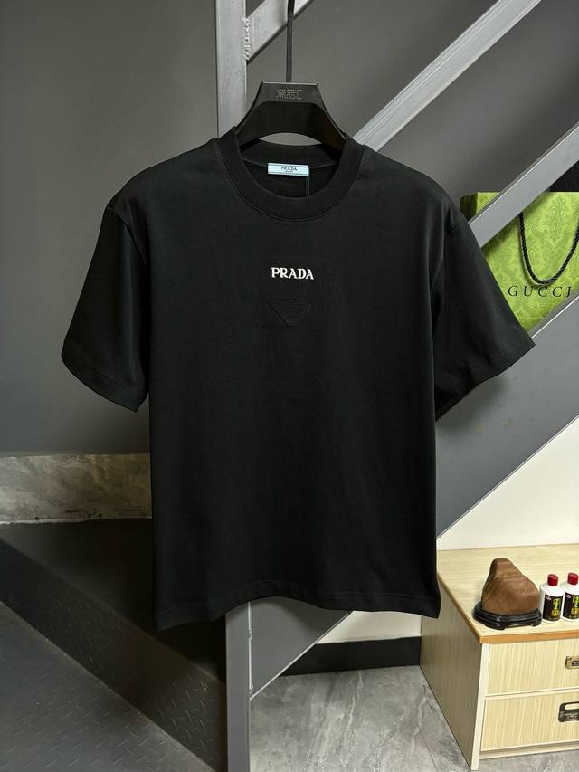 Prada 2024Fw早秋新品 休闲打底t恤，立体感logo微廓形半袖打底t恤，甄选高支液氨莫棉，手感面糯有骨感，柔而有韧性。液氨工艺处理，韧性和抗皱性能得到