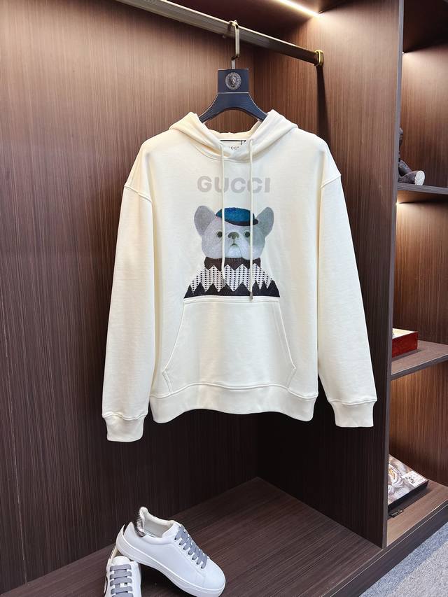 Gucci 古奇 2024秋冬 新款设计感卫衣 官网同步！这款t恤极简主义设计和精美细节于一身。Oversize饰边引人联想蒂罗尔着装细节，召唤摩登新意，造就不