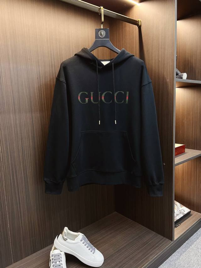 Gucci 古奇 2024秋冬 新款设计感卫衣 官网同步！这款t恤极简主义设计和精美细节于一身。Oversize饰边引人联想蒂罗尔着装细节，召唤摩登新意，造就不