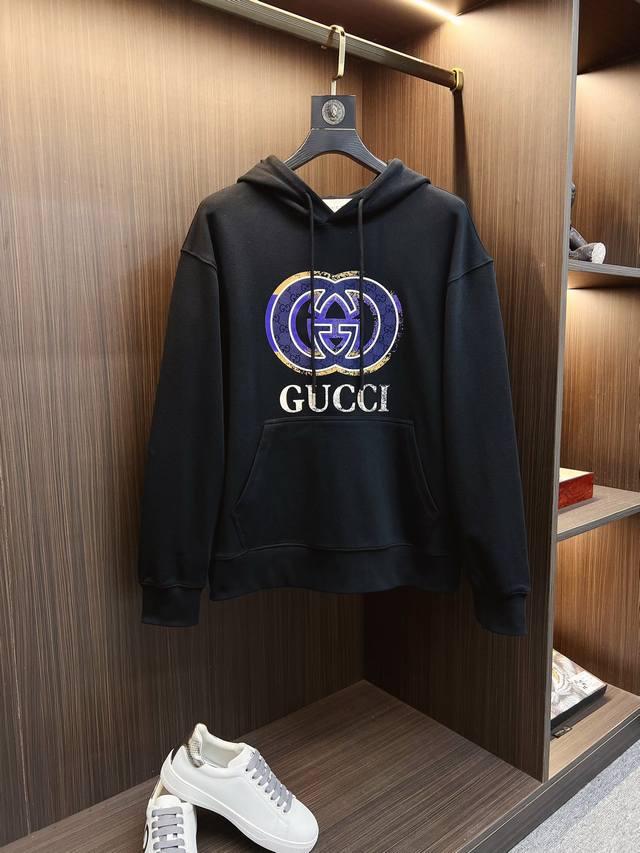 Gucci 古奇 2024秋冬 新款设计感卫衣 官网同步！这款t恤极简主义设计和精美细节于一身。Oversize饰边引人联想蒂罗尔着装细节，召唤摩登新意，造就不