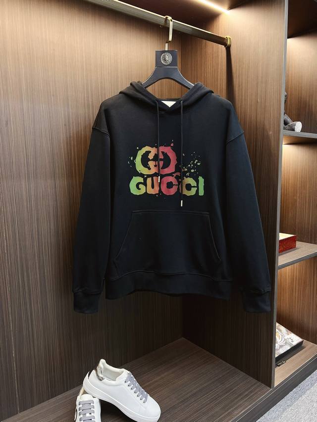 Gucci 古奇 2024秋冬 新款设计感卫衣 官网同步！这款t恤极简主义设计和精美细节于一身。Oversize饰边引人联想蒂罗尔着装细节，召唤摩登新意，造就不