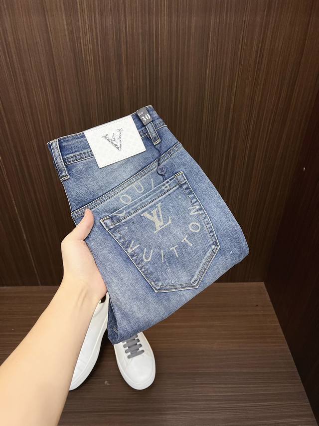 Lv 2024 秋冬新品 专柜有售 实体店极品牛仔裤专柜原版1:1好货，适合各个年龄段。市场最高版本的欧洲进口面料。舒适柔软亲肤，上身效果超级棒时尚百搭，笔挺有