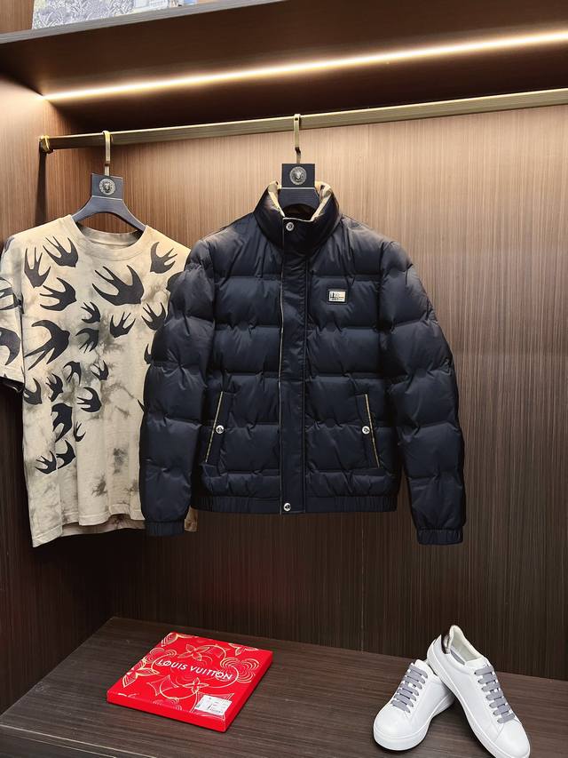 Burberry 巴宝莉 官网款2024秋冬新款羽绒服。这款号称羽绒服届最高端的，全部90绒的三标齐全带着经典的logo组合搭配，第一眼看到就是满满的视觉冲击，