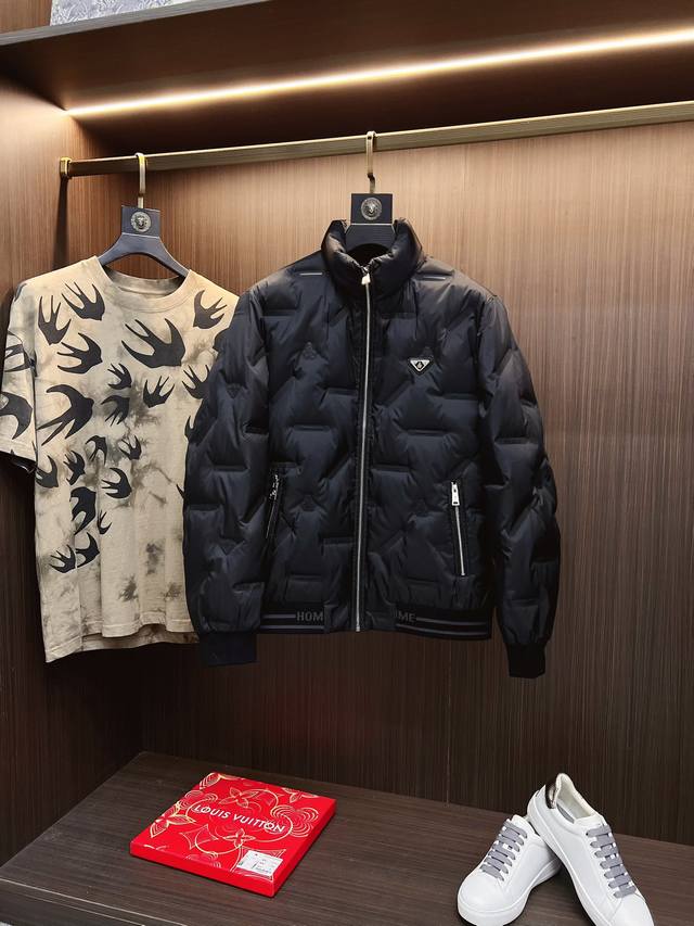 Prada 普拉达 官网款2024秋冬新款羽绒服。这款号称羽绒服届最高端的，全部90绒的三标齐全带着经典的logo组合搭配，第一眼看到就是满满的视觉冲击，保暖性