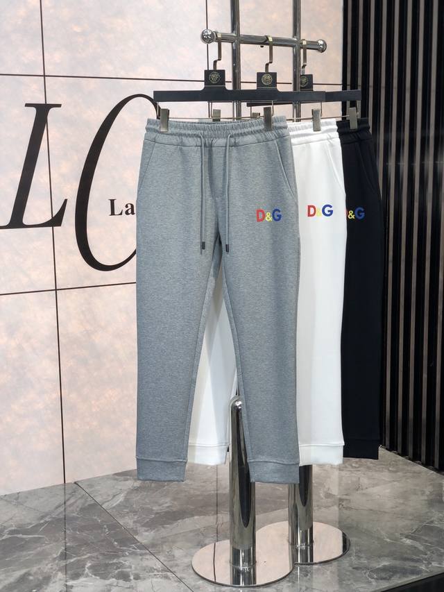 D&G。2024秋冬新品。订制高品质时尚休闲裤。超级百搭款。独家定制-进口高端高密度精棉面料，W贴身舒适，超靓版型、6上身显腿修长，內里，走线都无可挑剔，任何场