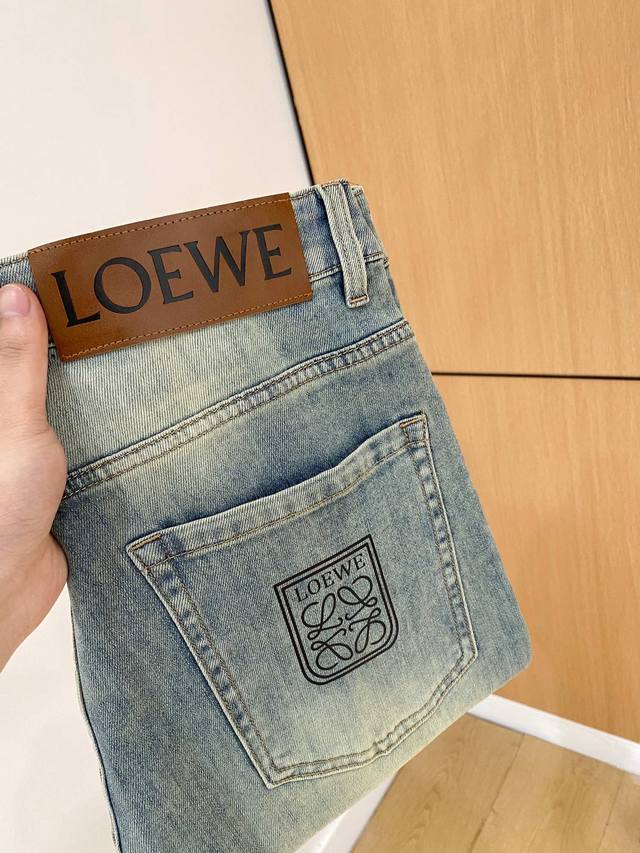 Loewe罗意威 2024新品男士牛仔裤 面料弹性好。独家发售 官网同步 时尚优雅 重工艺设计。采用原色酵母水洗工艺 精选进口重磅丹宁牛仔面料 配专柜五金装饰