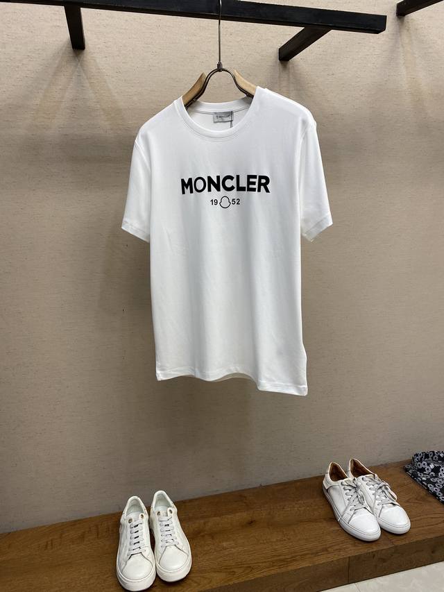 Moncler、24秋冬新品字母徽标印花圆领加厚短袖t恤，正面胸前缀饰品牌字母黑色配色设计，打造男士基本款单品，为男士衣橱注入新意。采用柔软棉质双面针织长绒棉+