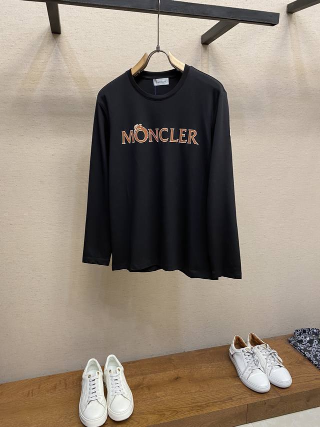 Moncler、24秋冬新品龙年系列字母印花标识圆领长袖t恤，正面胸前缀饰龙年系列元素印花标识设计，可轻松搭配各种风格。采用柔软棉质双面针织长绒棉+莫代尔棉面料