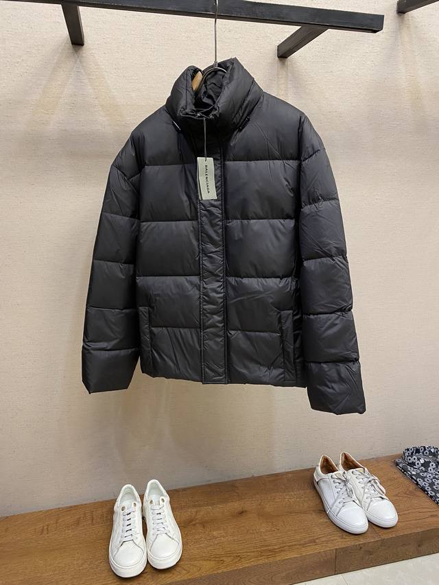 Balenciaga火焰轮廓羽绒服 尼龙面料具有良好的防风防水性能，能有效阻挡外界风雨侵入 保持内部干爽，适合在潮湿或多雨的环境中穿着。 轻盈且保暖：尼龙面料相