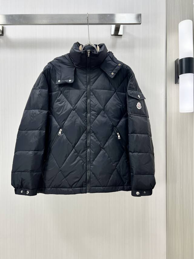 Moncler 蒙口 独家专供秋冬新款羽绒服，贸易公司渠道稀出，降温天气必备的保暖单品，不论是日常还是户外运动都能穿。耐磨防刮易打理，内里配置90%欧标优质白鹅