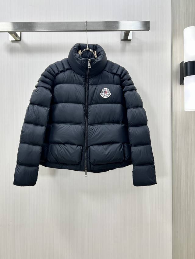 Moncler 蒙口 2024秋冬新款羽绒服外套选用亮泽尼龙面料打造，胸前经典印花设计logo，充盈填充舒适的鹅绒和鹅毛。呈现宽松版型，成分含量:外层:100%