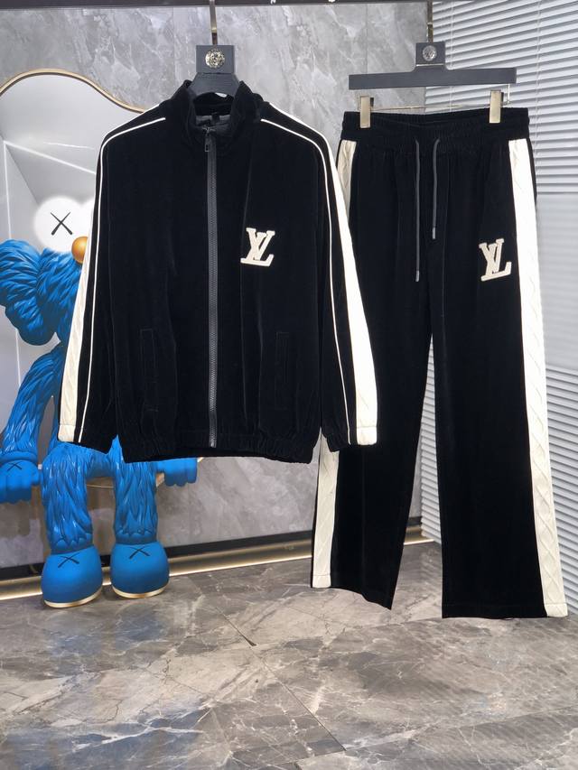 Lv。顶级套装版型 2024秋冬款顶级进口私货，内里完美包边，上身舒服 无刺感 高端定制进口面料 排列工艺拉链开衫套装，Y专柜款时尚不失奢华 M品质毋庸置疑 上