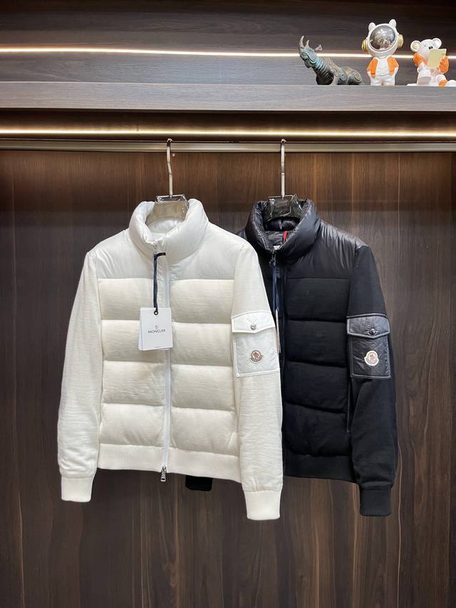 主推 Moncler 2024秋冬新款羽绒蒙口新款立领设计羽绒服外套，羽绒服选用亮泽尼龙面料打造，胸前经典印花设计logo，充盈填充舒适的鹅绒，欧美时尚大牌羽绒