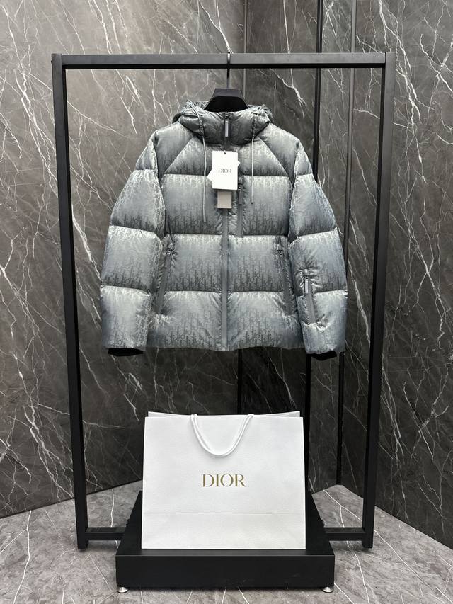 特级羽绒dior Cd迪奥科技面料oblique印花连帽羽绒外套.鹅绒填充.超级饱满.一件轻松过冬. 这款羽绒夹克采用科技提花面料精心制作，饰以同色调 Obli