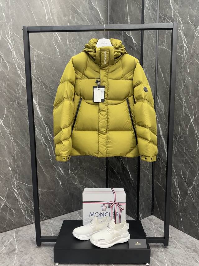 特级羽绒moncler 秋冬jarama男士短款羽绒服夹克外套.特级修正版本.市面唯一对版橄榄绿色,非错版柠檬黄.图片略有色差,参考下组实拍图颜色更接近. 95