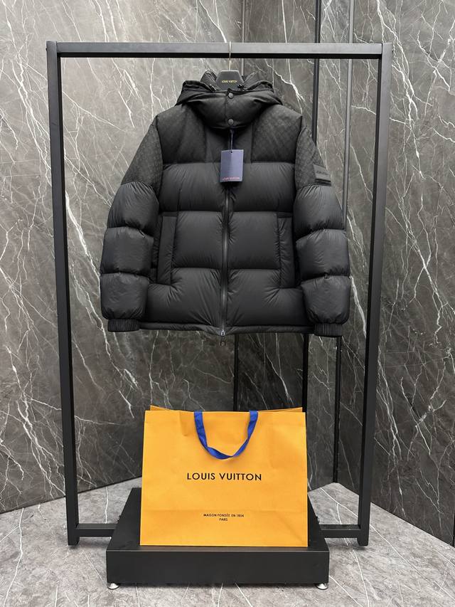 特级羽绒louis Vuitton Lv 拼接monogram全新立体提花连帽羽绒外套.鹅绒填充.饱满程度自己行感受.超级超级轻,超级超级蓬.一件足以轻松度过寒