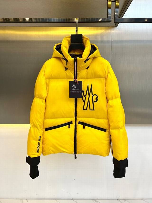 Moncler 蒙口 鸭绒 24款秋冬男士羽绒服滑雪系列连帽外套夹克。三防面料压胶滑雪羽绒服。多功能型立体剪裁，设计感和时髦度在线，一句话：一贯的不挑人！最让人