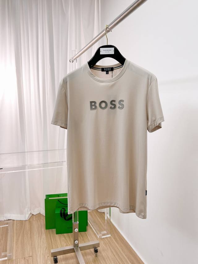 Boss 高定面料 玉蚕丝般的丝滑 2025春夏新品上市时尚经典圆领短袖时尚单品设计，更加时尚舒适，高标准定制，上身非常有型，胸前品牌经典logo 图案 客供辅