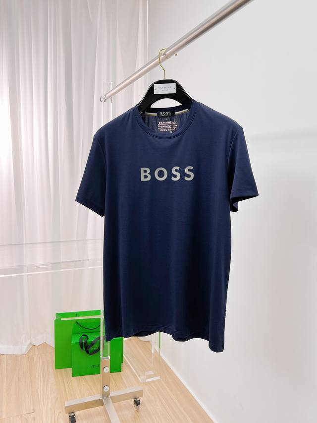 Boss 高定面料 玉蚕丝般的丝滑 2025春夏新品上市时尚经典圆领短袖时尚单品设计，更加时尚舒适，高标准定制，上身非常有型，胸前品牌经典logo 图案 客供辅