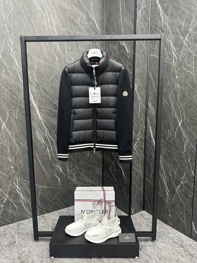 特级羽绒moncler 男士轻薄衬垫棉质开衫羽绒外套,这款男士棉质天鹅绒开衫配有羽绒填充正面，适合多种天气下穿着，打造多样造型。 这款开衫采用棉质天鹅绒面料制成