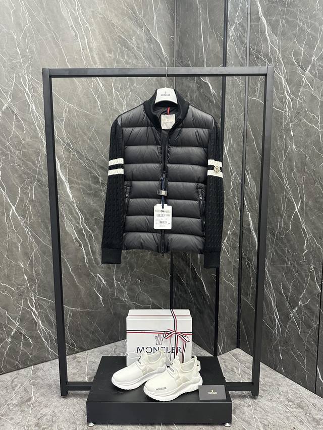 特级羽绒moncler Cardigan男士羽绒加衬羊毛和羊绒拉链开衫. 这款男士加衬开衫采用华贵的羊毛和羊绒混纺面料制成，可在温暖时节作为外套穿着。 这款开衫