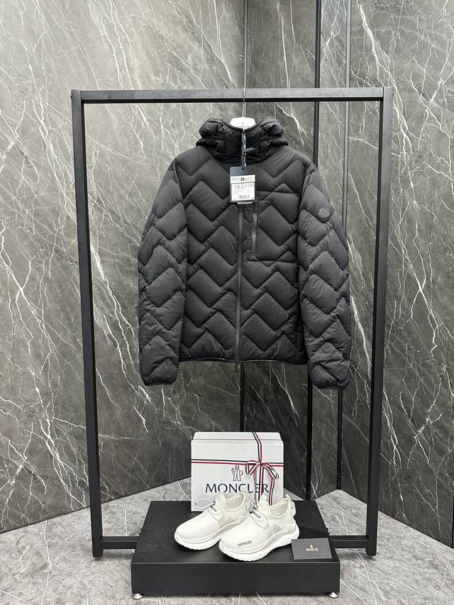 特级爆款moncler 秋冬新品 Steliere男士短款羽绒服夹克外套 Steliere短款羽绒夹克是前卫男装的典范之作，采用功能性面料制成，演绎醒目设计。