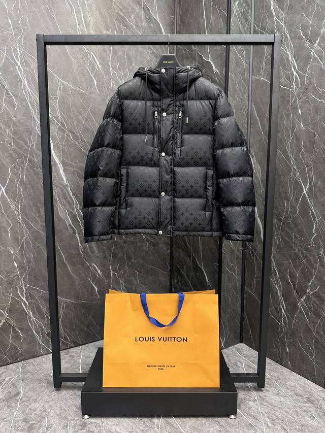 特级羽绒louis Vuitton Lv Monogram满印提花连帽羽绒外套.鹅绒填充.饱满程度自己行感受.一件足以轻松度过寒冬.出厂标配西装袋,购物袋,全套