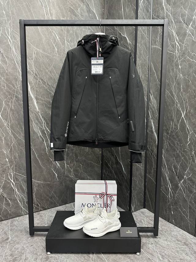 特级羽绒moncler Grenoble 渠道臻品 男士压胶滑雪夹克.双重压胶工艺特级鹅绒填充.前后幅一片裁剪,拼接处全部带有二次密封压胶. 滑雪夹克是monc