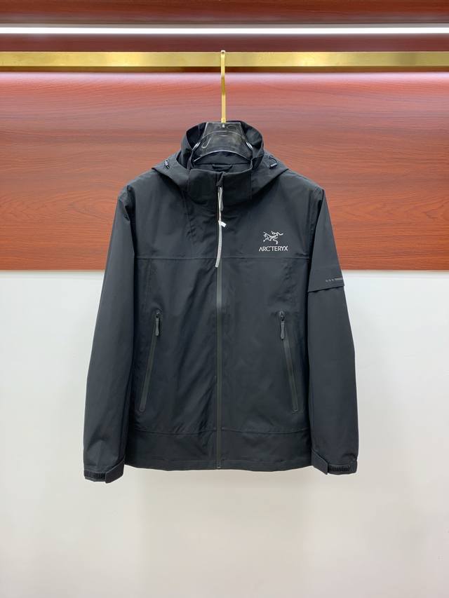 Arc’Teryx*始祖鸟24Ss新款轻薄硬壳冲锋衣 百搭户外男女同款 采用原厂gore-Tex科技面料 细节辅料全部同步gtx材质严密防风！不易脏污，打理起来