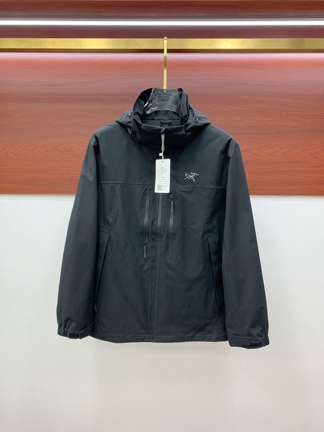 Arc’Teryx*始祖鸟24Ss新款轻薄硬壳冲锋衣 百搭户外男女同款 采用原厂gore-Tex科技面料 细节辅料全部同步gtx材质严密防风！不易脏污，打理起来