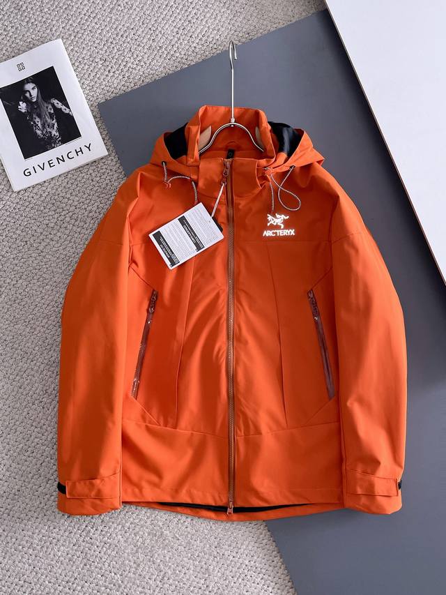 Arc’Teryx*始祖鸟24Ss新款轻薄硬壳冲锋衣 百搭户外男女同款 采用原厂gore-Tex科技面料 细节辅料全部同步gtx材质严密防风！不易脏污，打理起来