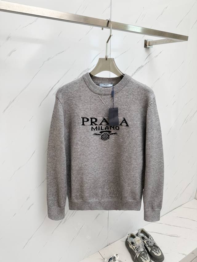 Prada 秋冬男士圆领羊毛衫，当季最新款 超级经典的具有代表性的款式 绝佳的上身性能，百搭之选 采用客供羊毛混纺面料 是今年所有t恤当中最百搭经典一个系列！！