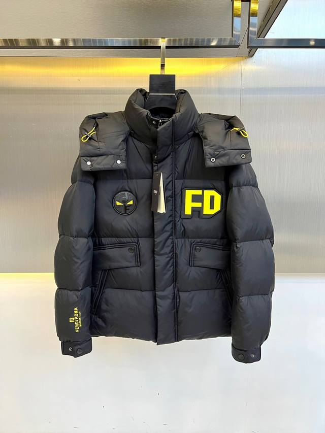 Fendi 芬迪 鸭绒 、24秋冬新品立体短款连帽加厚羽绒服。设计上走的是简约大气路线,有品位又休闲的又帅帅的风格。看起来基础,版型看得出仔细推敲设计过。小宽松