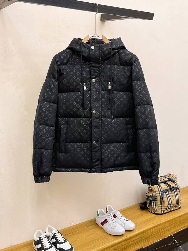 Lv 顶级版本2024秋冬新款羽绒服 原版1:1订制五金配件全进口原版定制 欢迎专柜对比 绝对的高品质 采用顶级90白鸭绒 超柔软 充羽量蓬松饱满 超级重工 面