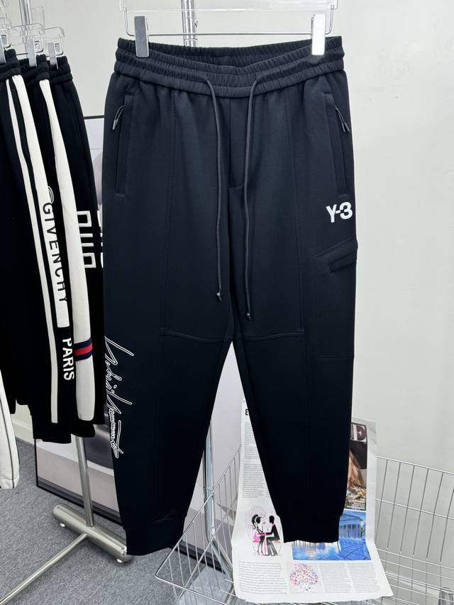 Y-3 顶级货品 2024秋冬新款休闲裤！官网同步发售。品牌经典logo休闲裤 ，定制面料，舒适度极好，手触感强烈。辨识度极高，完美品相工艺。 尺码：M-3Xl