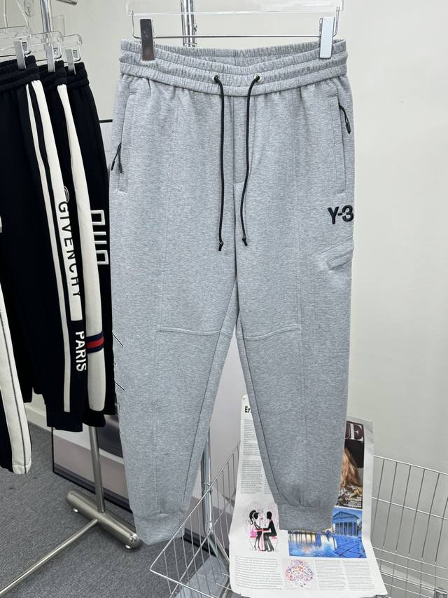 Y-3 顶级货品 2024秋冬新款休闲裤！官网同步发售。品牌经典logo休闲裤 ，定制面料，舒适度极好，手触感强烈。辨识度极高，完美品相工艺。 尺码：M-3Xl