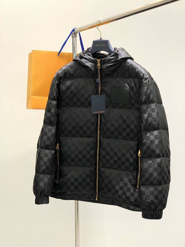 Louisvuitton 路易威登，2024冬季最新款，专柜同步有售，原单狠货，时尚休闲连帽羽绒服外套，上身很有特点！吸睛而有亮点，进口原版面料，顶级印花工艺字