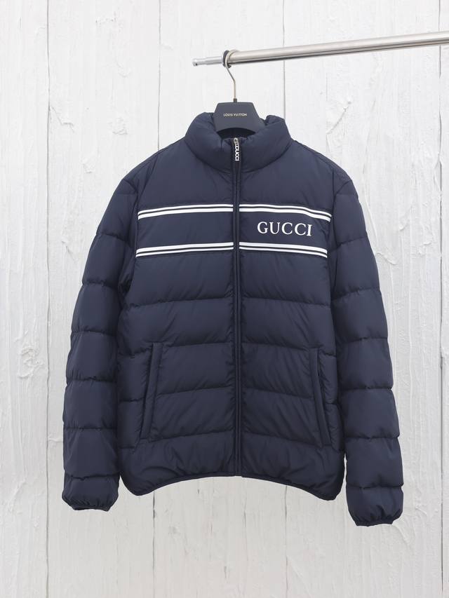 Gucc* 古驰 24Fw秋冬新款品牌字母logo胶印棉服 标识以别出心裁的色彩和面料组合呈现早秋系列单品。这款常规版型尼龙夹克以尼龙匠心打造，胸前缀饰gucc