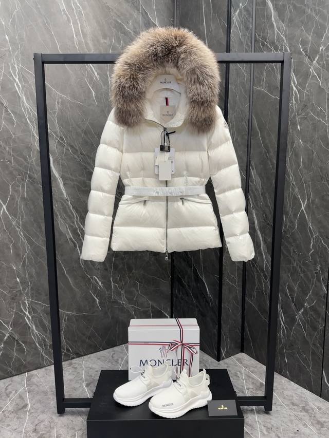 正品代购级 羽绒上新moncler Boed女士短款 Boed女士羽绒采用longue Saison面料制成，点缀皮毛饰边，提供温暖呵护。 芬兰进口狐狸毛领，毛